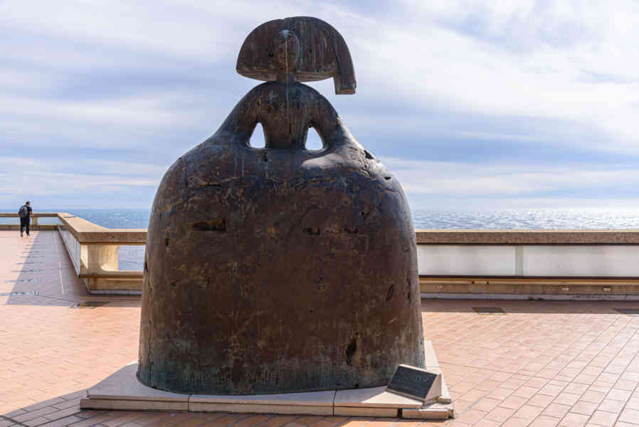Principado de Mónaco 39 - Montecarlo - paseo Luis II de Mónaco - escultura Reina Mariana 2004 de Manolo Valdés.jpg